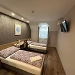 Bed & Breakfast Centrál Borház - étterem és Panzió 3*