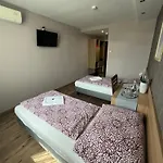 Bed & Breakfast Centrál Borház - étterem és Panzió 3*