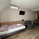 Bed & Breakfast Centrál Borház - étterem és Panzió 3*